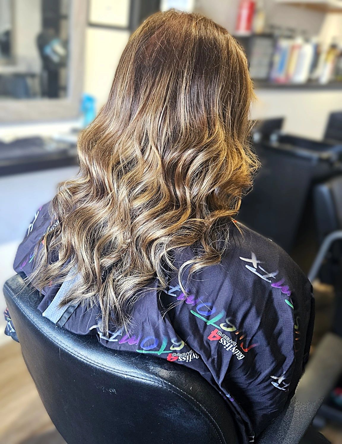 Long blonde voluminous waves